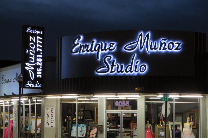 enrique-muñoz-reverse-channel-letterss